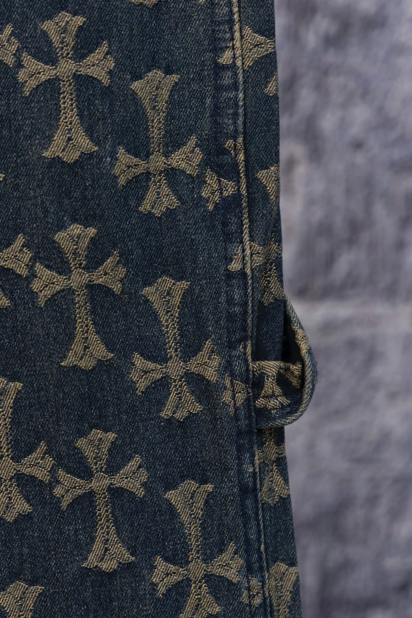 P200 Chrome Hearts CH Chrome Hearts double-sided full-print LOGO jacquard dark pattern heavy-duty denim jacket jeans denim suit same style as Internet celebrity star cross full-print denim jacket jeans, unique cross design elements plus all-over printing, full of design sense. It is made of 100% denim cotton fabric with heavy coarse yarn count, which ensures a stiff and tough silhouette while being soft, comfortable and breathable. The lapel is designed with silver buttons and is full of texture. The classic white cross logo is all over the dress, making it a perfect versatile style for spring and summer! Customized jacquard fabric, you can wear it in various styles. This gender-neutral shirt is a must-have for nightclubs. It can be worn as a jacket for both men and women. It can be easily worn by both men and women! The original loose version is made of high-quality pure cotton fabrics. The fabric pattern is high-definition and delicate without burrs. It is comfortable and breathable to wear. All the buttons are molded and customized. It is casual and fashionable and can be matched with any bottoms. It can be windproof and sunproof in spring and summer. It can be worn outside in autumn and winter! Easily concave shape makes you look slimmer and taller, perfect for both men and women! Color: Black Blue Size: Jacket S-XL Pants 28-36